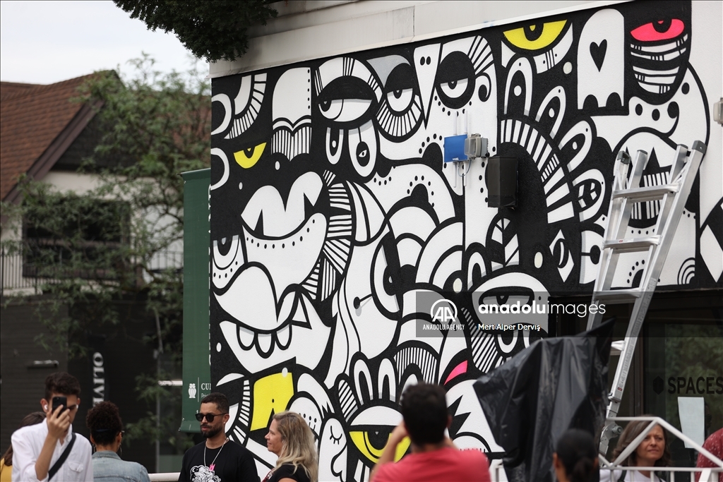 Yorkville Murals in Toronto