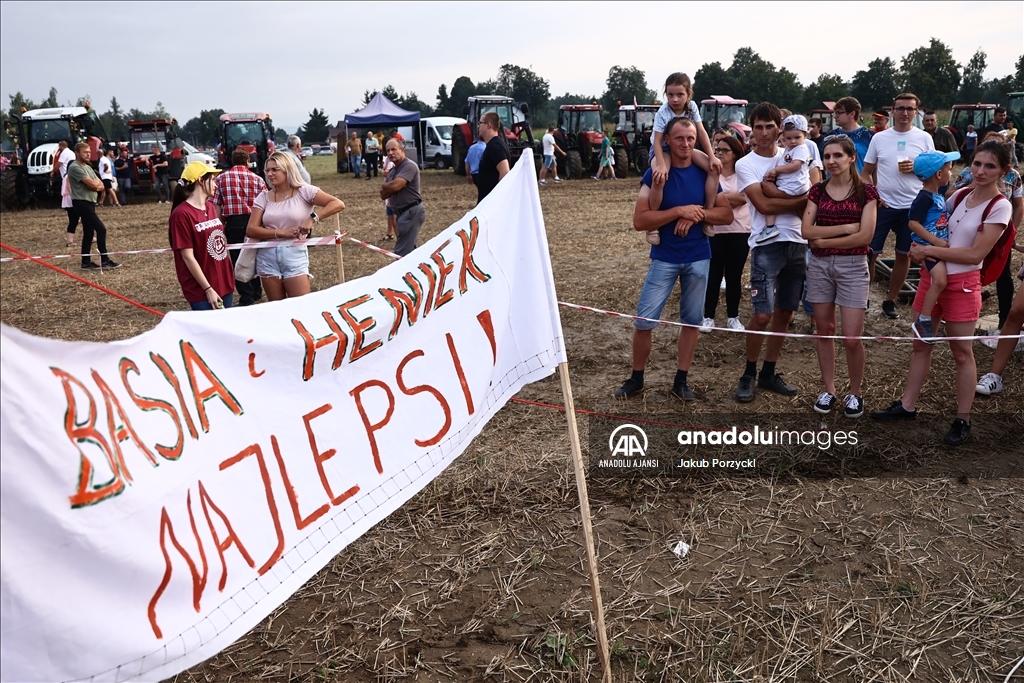 Polonya'da hasat sezonunun sonunda traktörler yarışıyor
