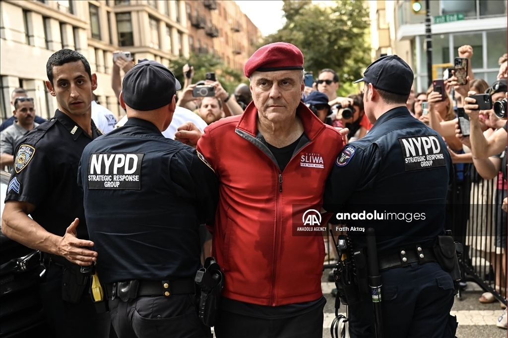 Former mayoral candidate Curtis Sliwa arrested at anti-immigration protest in New York