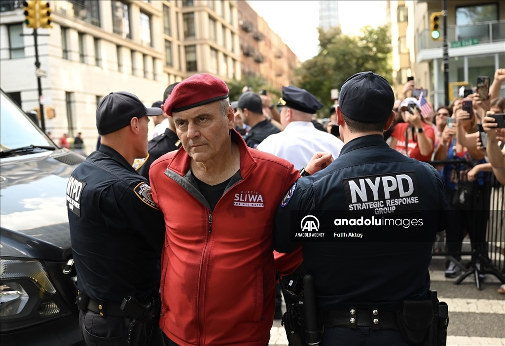 Former mayoral candidate Curtis Sliwa arrested at anti-immigration protest in New York