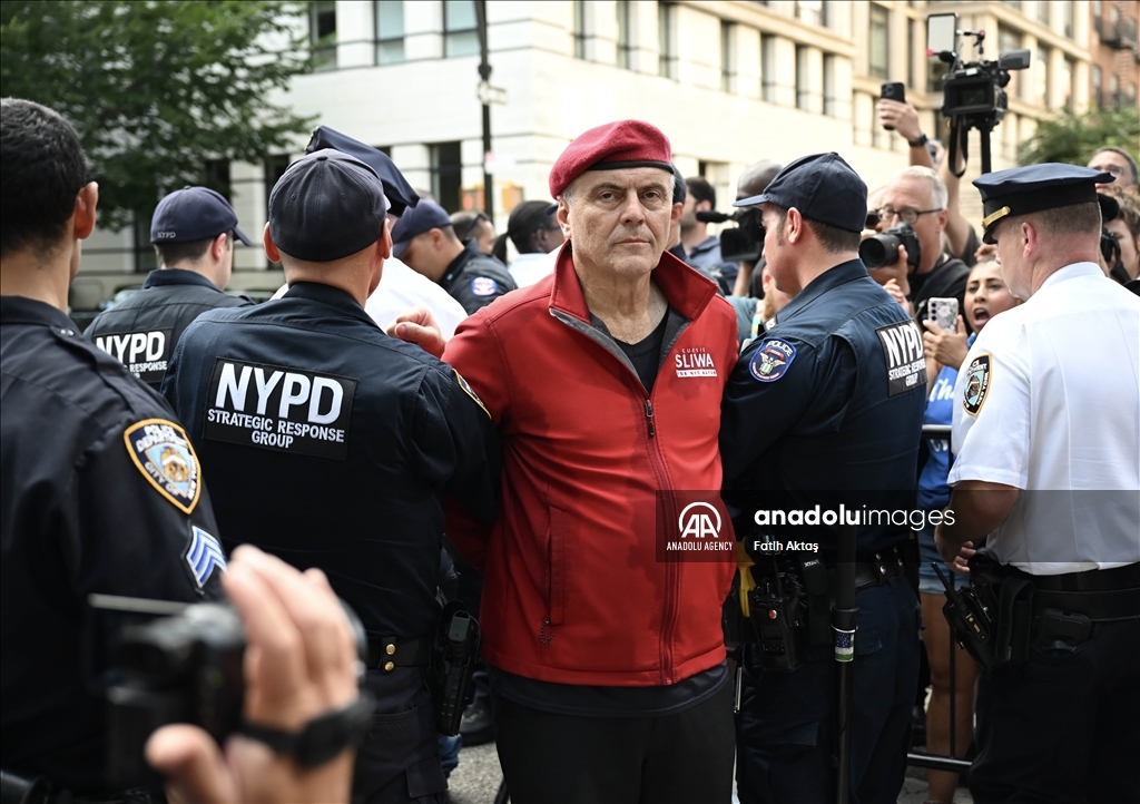 Former mayoral candidate Curtis Sliwa arrested at anti-immigration protest in New York