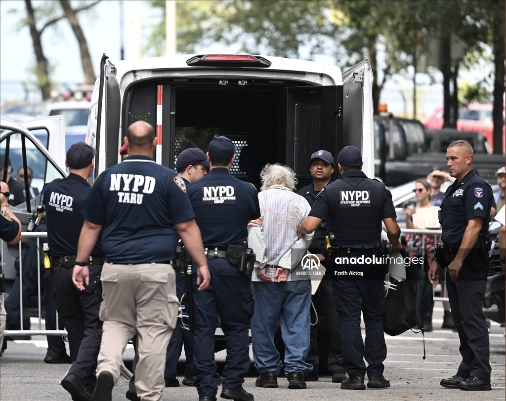 Former mayoral candidate Curtis Sliwa arrested at anti-immigration protest in New York