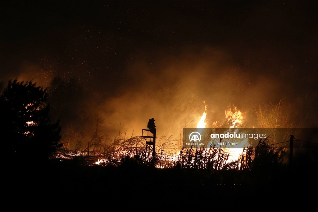 İtalya’nın Sicilya adası orman yangınlarıyla mücadele ediyor