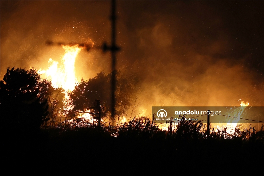 İtalya’nın Sicilya adası orman yangınlarıyla mücadele ediyor