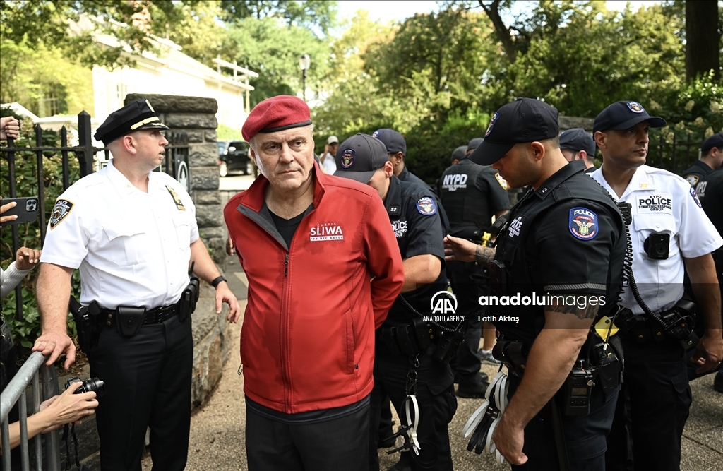 Former mayoral candidate Curtis Sliwa arrested at anti-immigration protest in New York