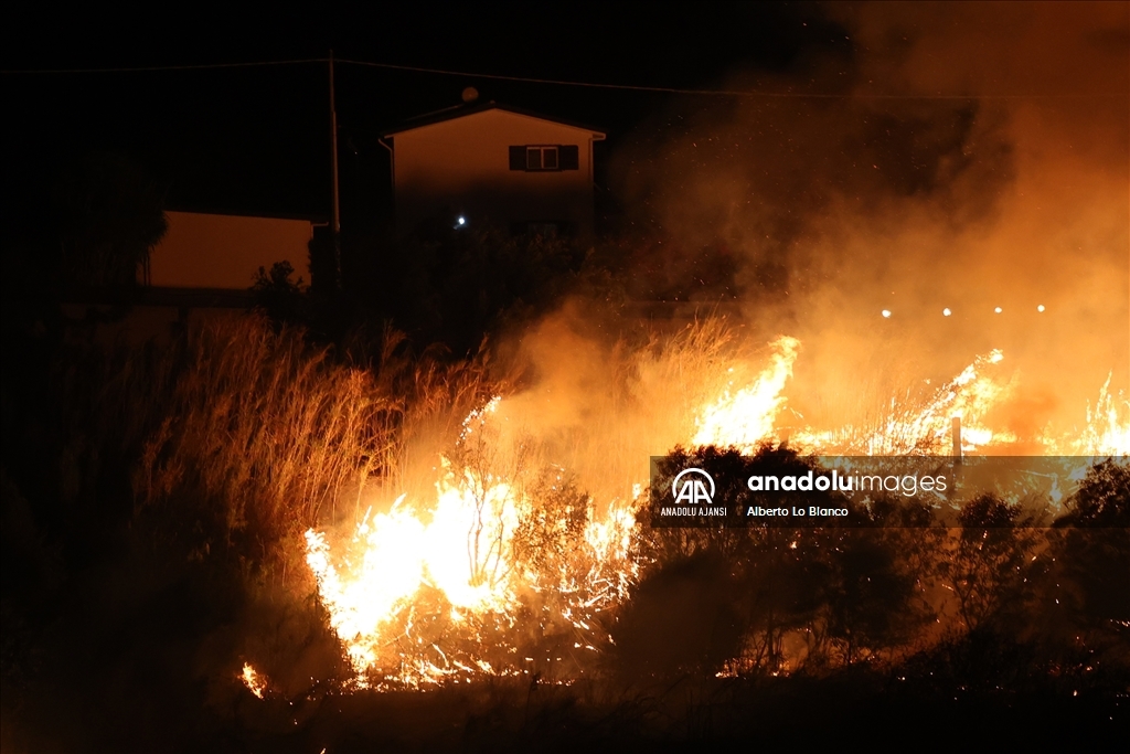 İtalya’nın Sicilya adası orman yangınlarıyla mücadele ediyor