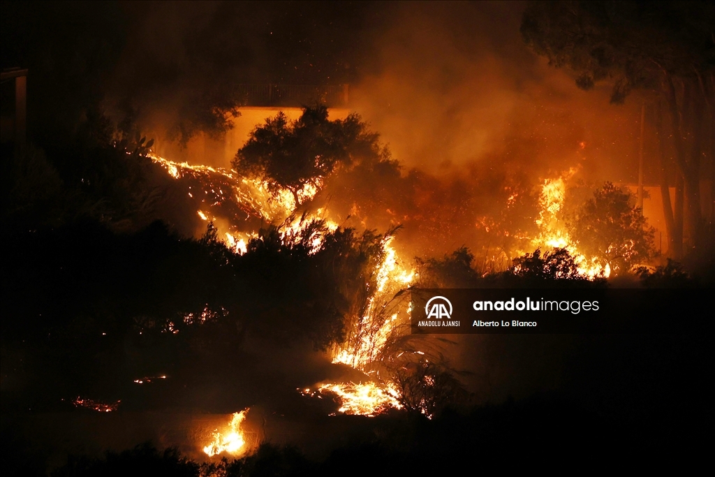 İtalya’nın Sicilya adası orman yangınlarıyla mücadele ediyor