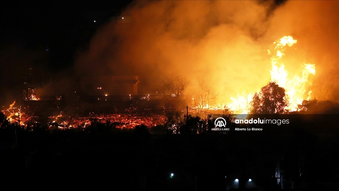 İtalya’nın Sicilya adası orman yangınlarıyla mücadele ediyor