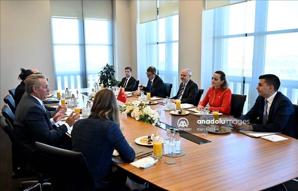 مستشار أردوغان يبحث مع وفد أمريكي العلاقات وقضايا إقليمية