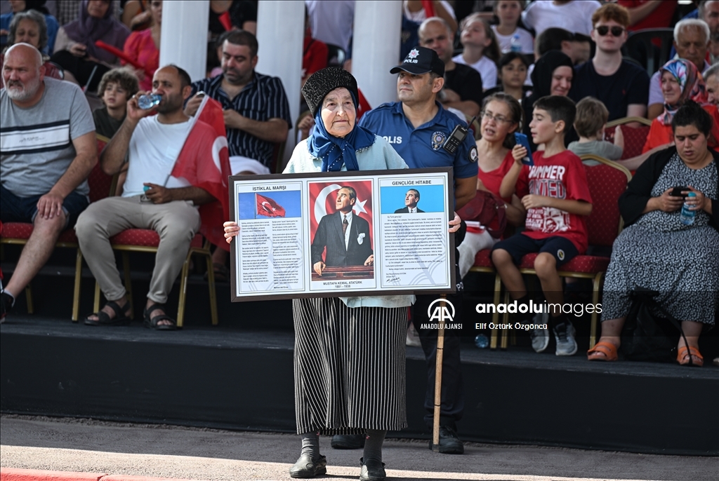 Büyük Zafer'in 101. yıl dönümü Vatan Caddesi'nde resmigeçitle kutlandı