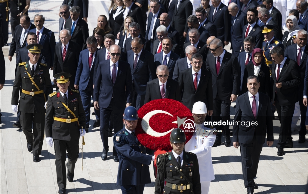 Cumhurbaşkanı Erdoğan başkanlığındaki devlet erkanı, Anıtkabir'i ziyaret etti