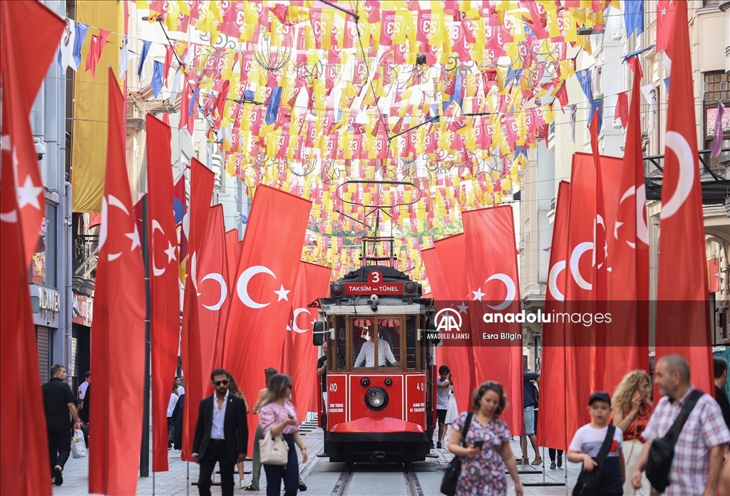 İstiklal Caddesi 30 Ağustos Zafer Bayramı'nda Türk bayraklarıyla donatıldı