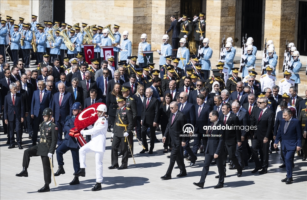 Cumhurbaşkanı Erdoğan başkanlığındaki devlet erkanı, Anıtkabir'i ziyaret etti