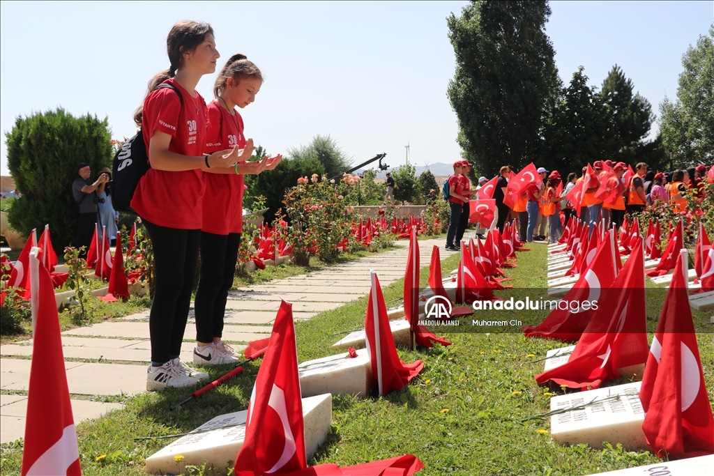 Büyük Zafer'in 101. yılında Dumlupınar Şehitliği'nde ziyaretçi yoğunluğu