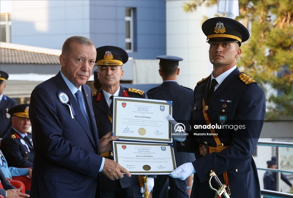 Cumhurbaşkanı Erdoğan, Hava Harp Okulu Komutanlığı diploma ve sancak devir teslim törenine katıldı