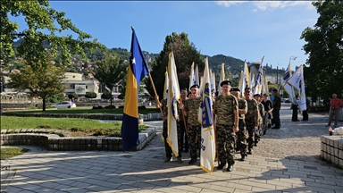 Postrojavanje veterana sa ratnim zastavama na Trgu Prvog korpusa