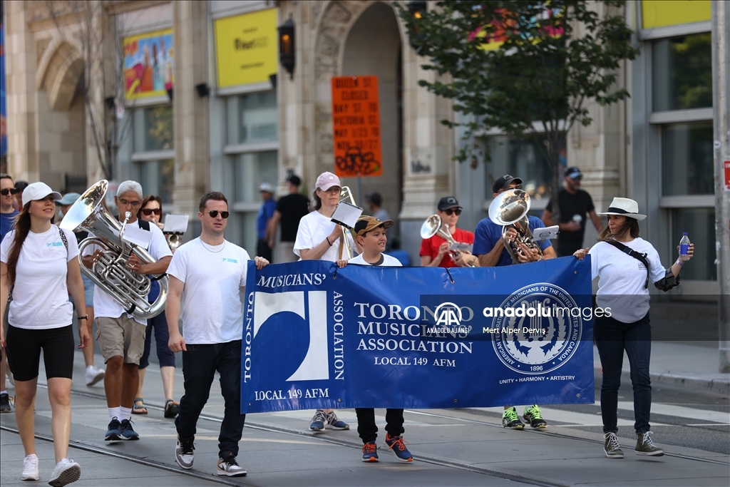 Toronto'da İşçi Bayramı Geçit Töreni düzenlendi