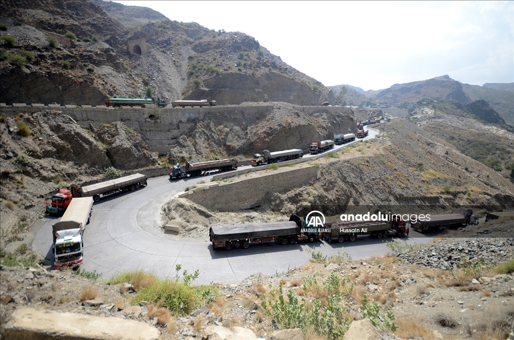 Pakistan-Afganistan arasındaki ana sınır kapısı çatışmaların ardından 2. gün de kapalı kaldı
