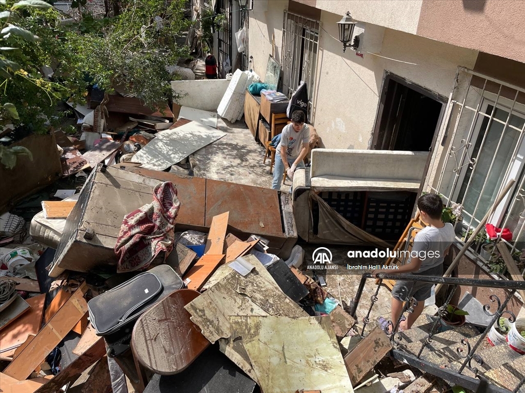 İstanbul'da selin yaşandığı bölgelerde temizlik çalışmaları sürüyor