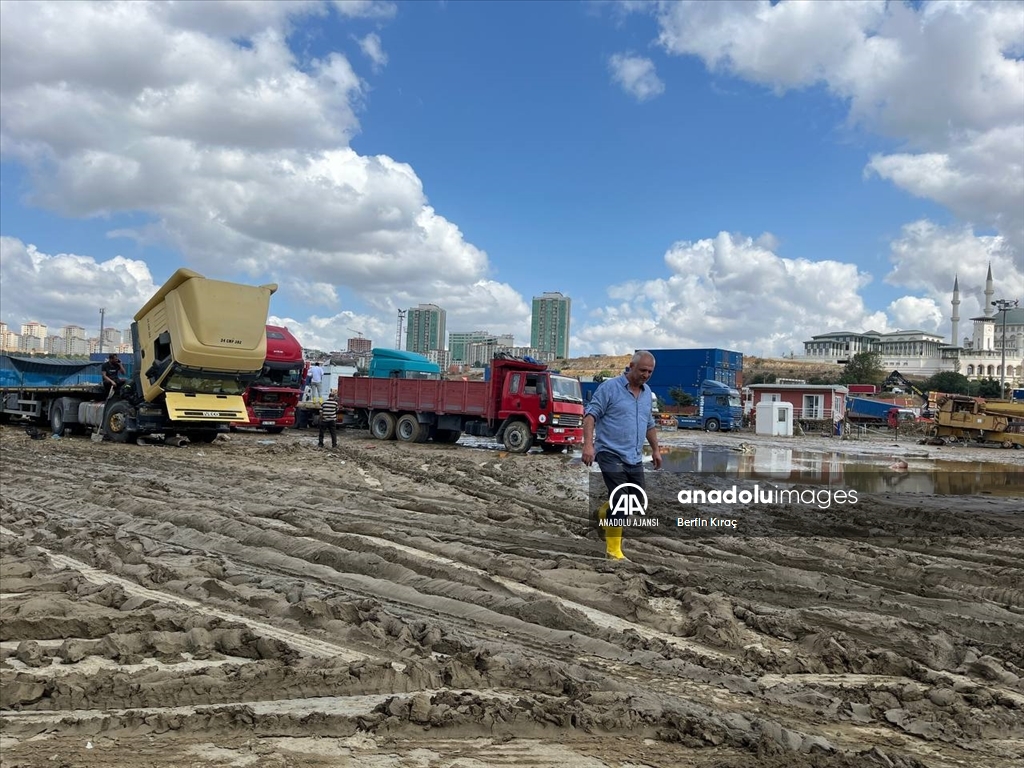 İstanbul'da selin yaşandığı bölgelerde temizlik çalışmaları sürüyor