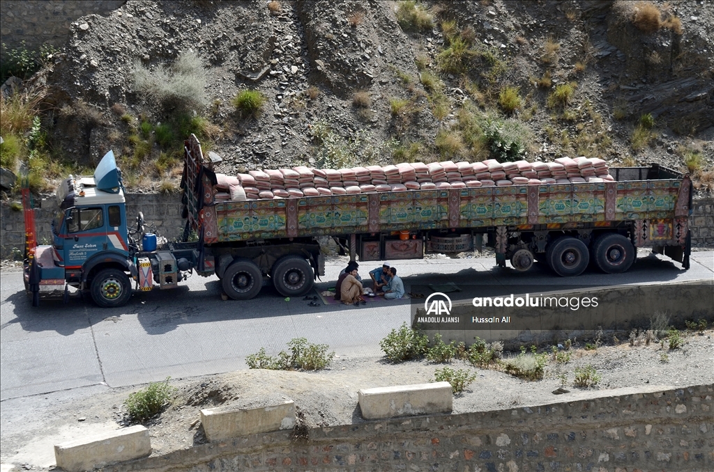 Pakistan-Afganistan arasındaki ana sınır kapısı çatışmaların ardından 2. gün de kapalı kaldı
