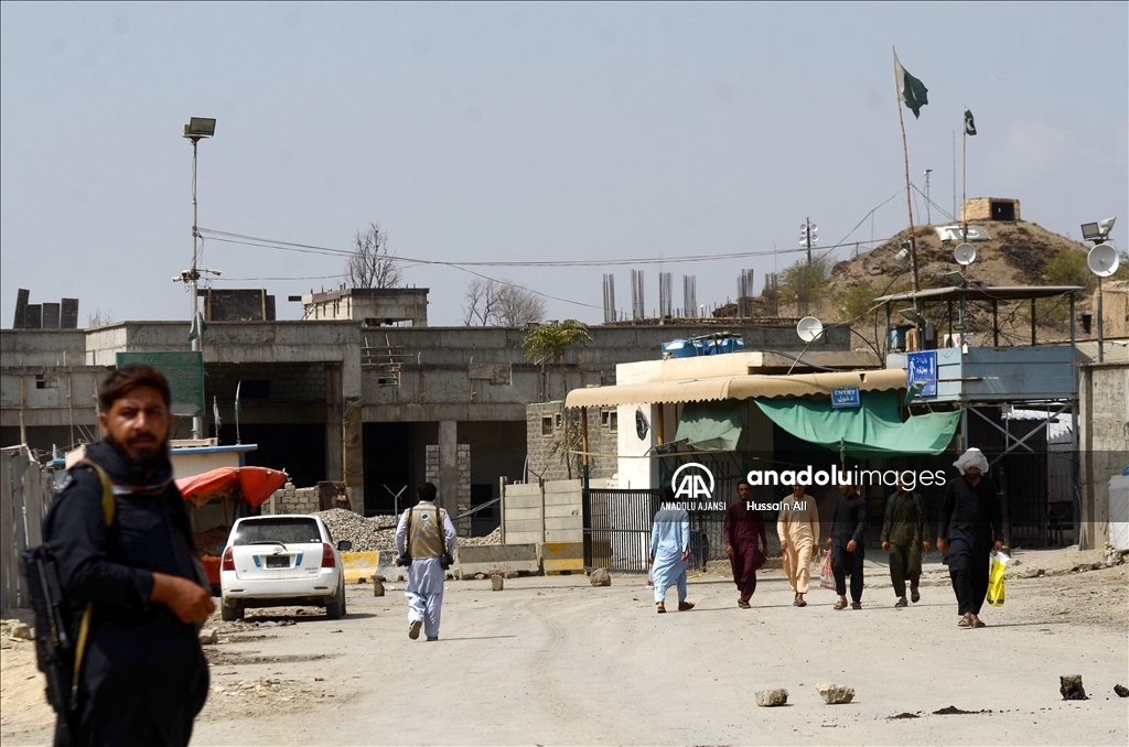Pakistan-Afganistan arasındaki ana sınır kapısı çatışmaların ardından 2. gün de kapalı kaldı