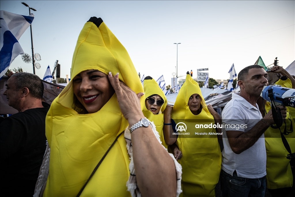 İsrail'de sağcı gruplar kritik duruşma öncesi Yüksek Mahkeme önünde gösteri yaptı