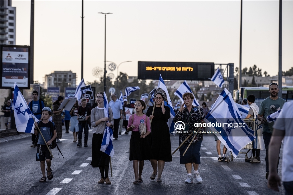İsrail'de sağcı gruplar kritik duruşma öncesi Yüksek Mahkeme önünde gösteri yaptı