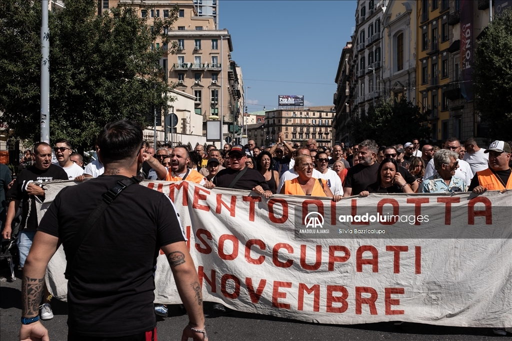 İtalyan hükümetinin işsizlik yardımını kaldırılması Napoli'de protesto edildi
