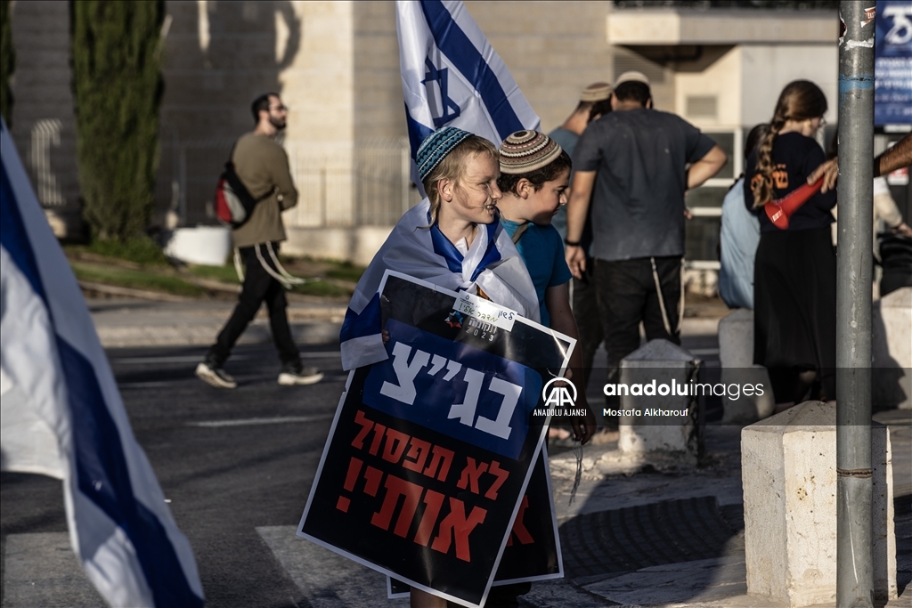 İsrail'de sağcı gruplar kritik duruşma öncesi Yüksek Mahkeme önünde gösteri yaptı