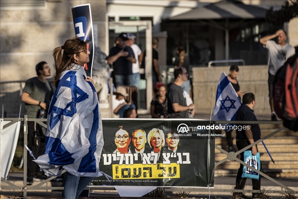 İsrail'de sağcı gruplar kritik duruşma öncesi Yüksek Mahkeme önünde gösteri yaptı