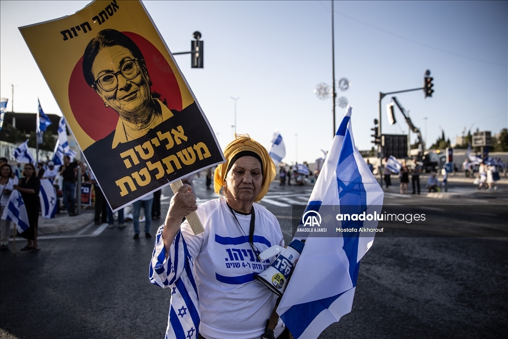 İsrail'de sağcı gruplar kritik duruşma öncesi Yüksek Mahkeme önünde gösteri yaptı