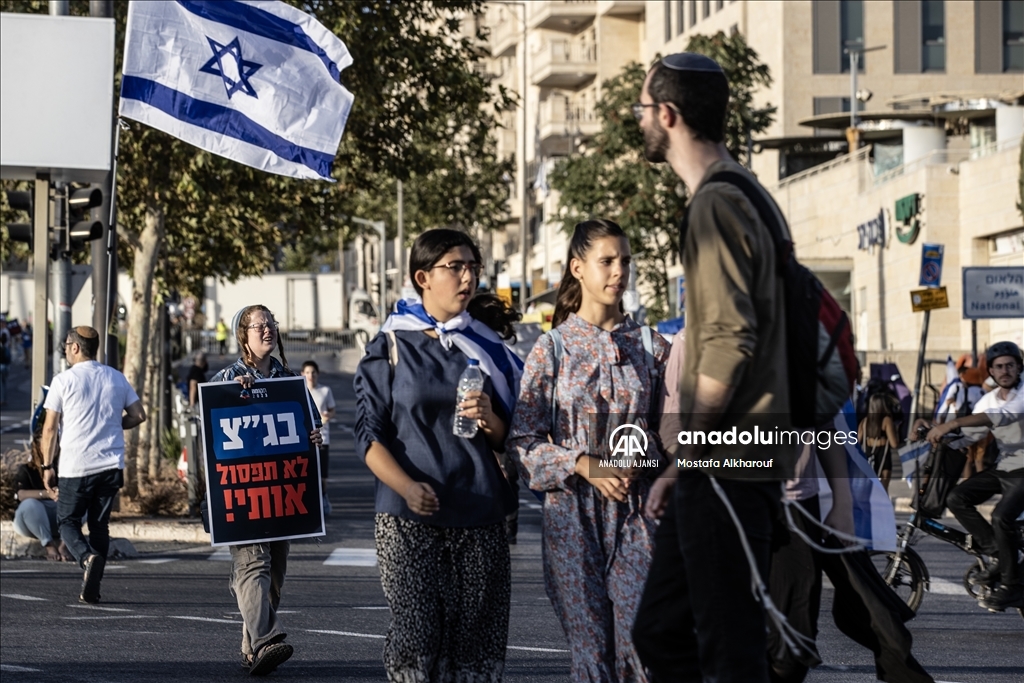 İsrail'de sağcı gruplar kritik duruşma öncesi Yüksek Mahkeme önünde gösteri yaptı