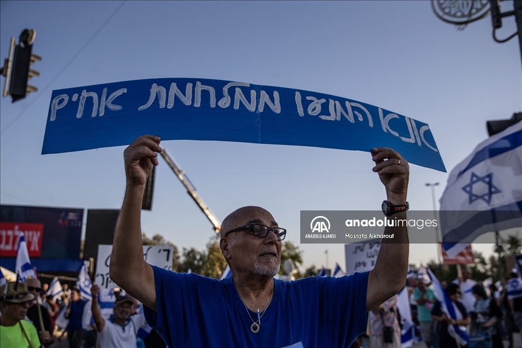 İsrail'de sağcı gruplar kritik duruşma öncesi Yüksek Mahkeme önünde gösteri yaptı