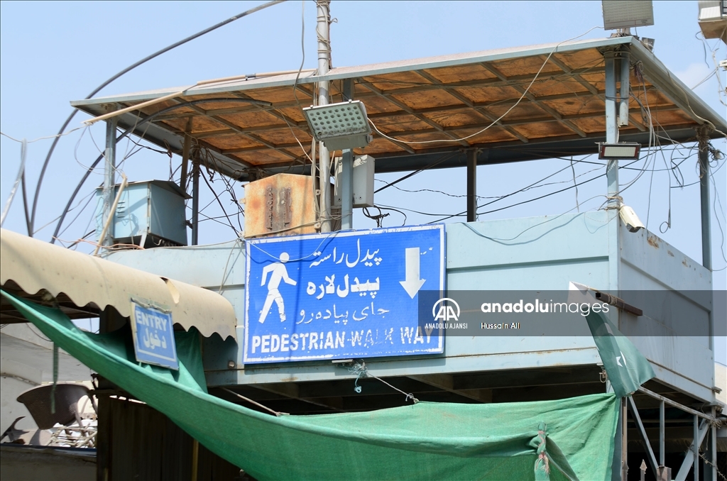 Pakistan-Afganistan arasındaki ana sınır kapısı çatışmaların ardından 2. gün de kapalı kaldı