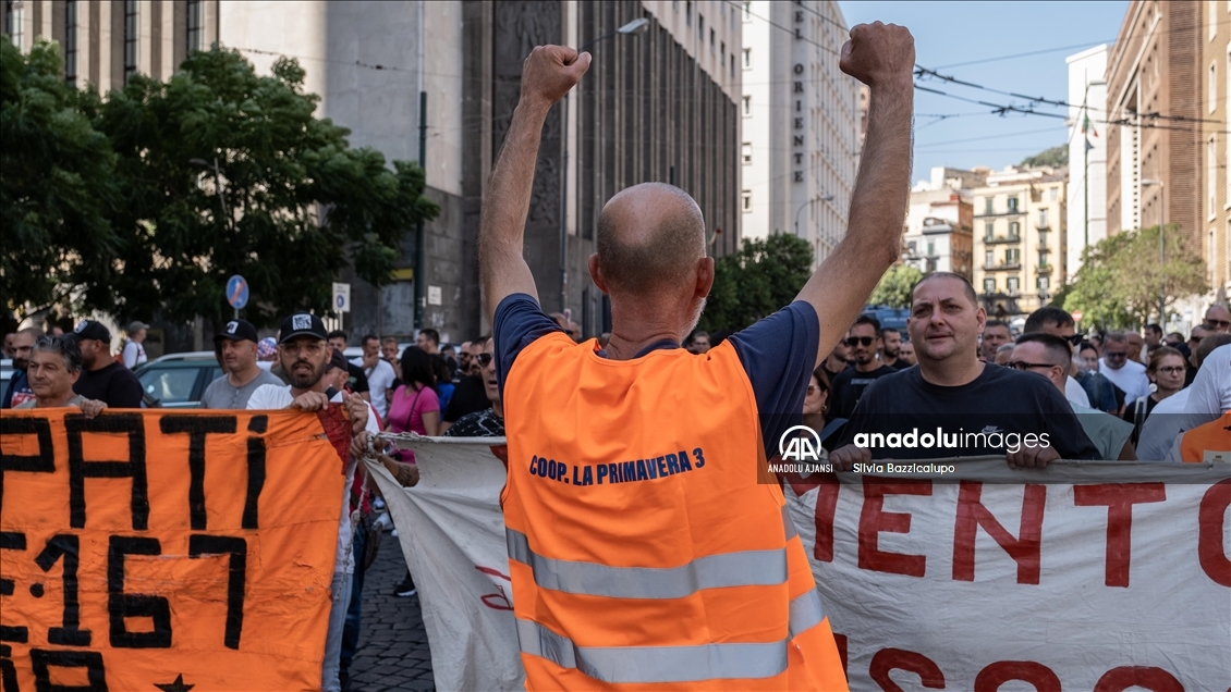 İtalyan hükümetinin işsizlik yardımını kaldırılması Napoli'de protesto edildi
