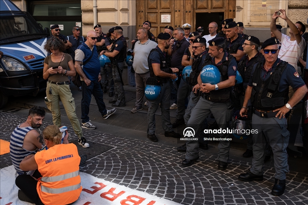 İtalyan hükümetinin işsizlik yardımını kaldırılması Napoli'de protesto edildi