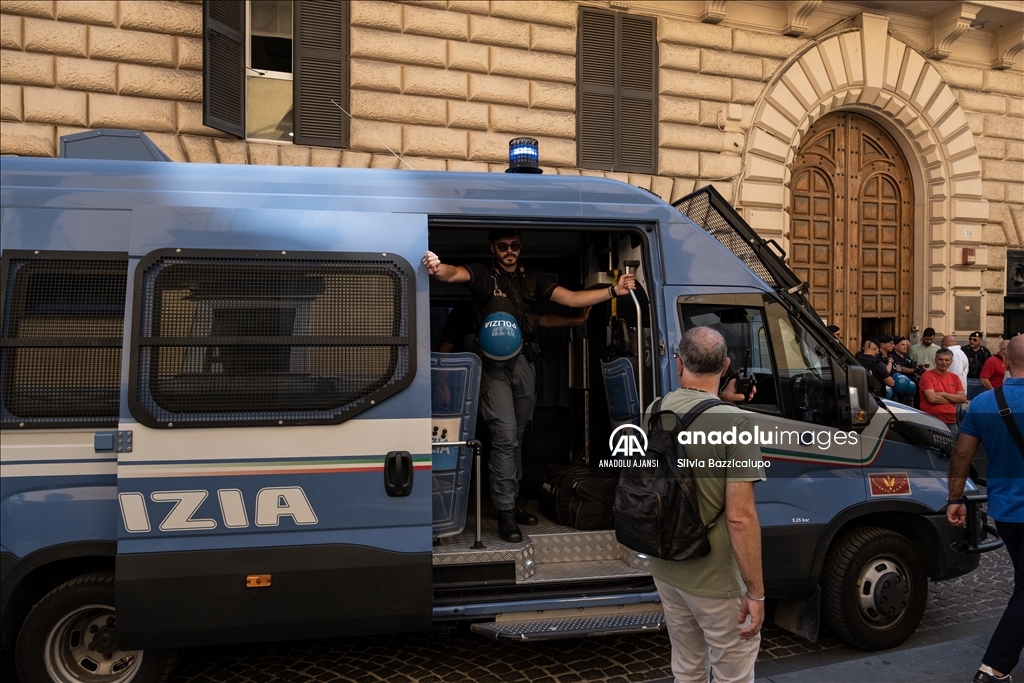 İtalyan hükümetinin işsizlik yardımını kaldırılması Napoli'de protesto edildi