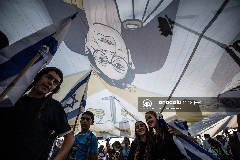 İsrail'de sağcı gruplar kritik duruşma öncesi Yüksek Mahkeme önünde gösteri yaptı