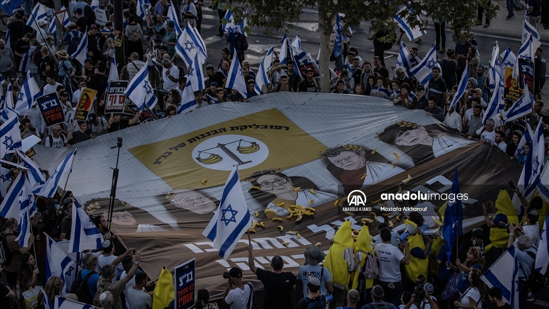 İsrail'de sağcı gruplar kritik duruşma öncesi Yüksek Mahkeme önünde gösteri yaptı