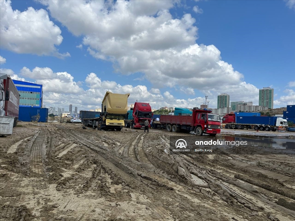 İstanbul'da selin yaşandığı bölgelerde temizlik çalışmaları sürüyor