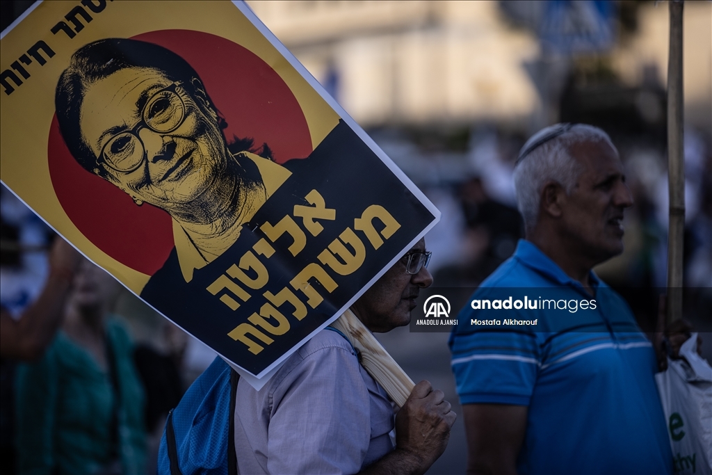 İsrail'de sağcı gruplar kritik duruşma öncesi Yüksek Mahkeme önünde gösteri yaptı