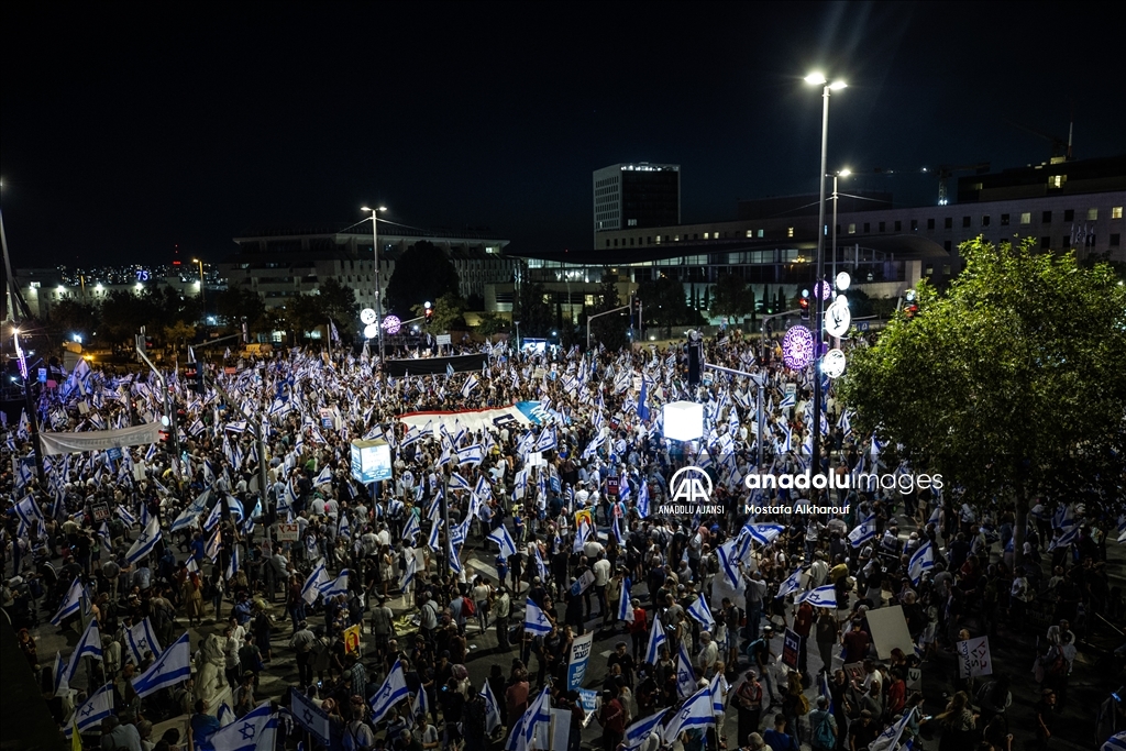 İsrail'de sağcı gruplar kritik duruşma öncesi Yüksek Mahkeme önünde gösteri yaptı