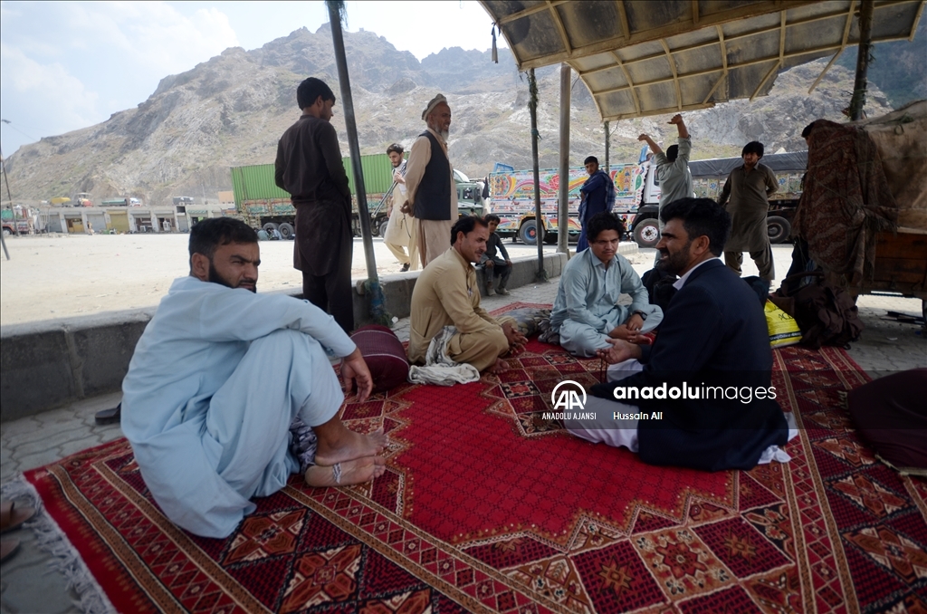 Pakistan-Afganistan arasındaki ana sınır kapısı çatışmaların ardından 2. gün de kapalı kaldı