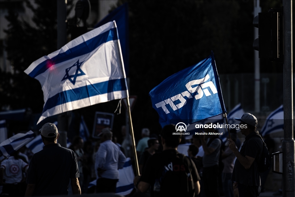 İsrail'de sağcı gruplar kritik duruşma öncesi Yüksek Mahkeme önünde gösteri yaptı