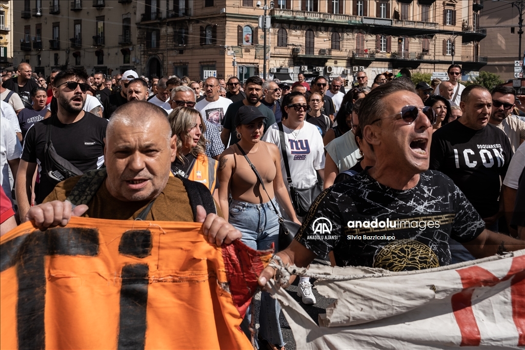 İtalyan hükümetinin işsizlik yardımını kaldırılması Napoli'de protesto edildi