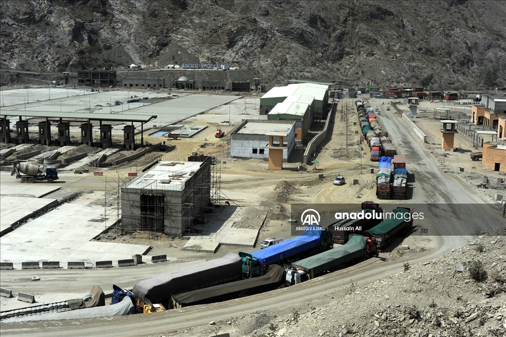 Pakistan-Afganistan arasındaki ana sınır kapısı çatışmaların ardından 2. gün de kapalı kaldı