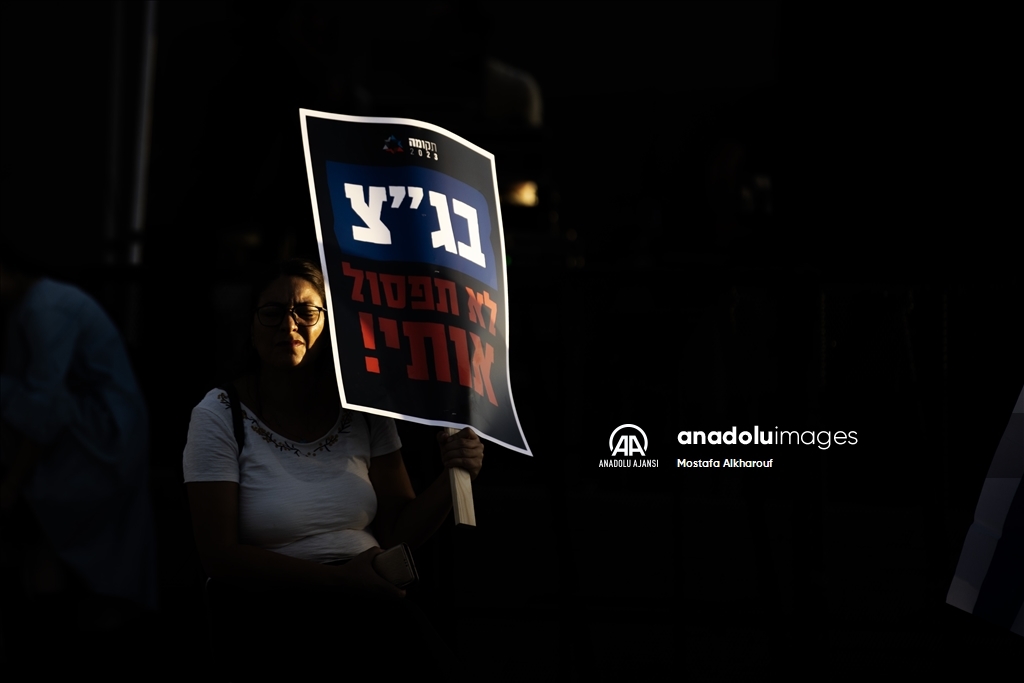 İsrail'de sağcı gruplar kritik duruşma öncesi Yüksek Mahkeme önünde gösteri yaptı