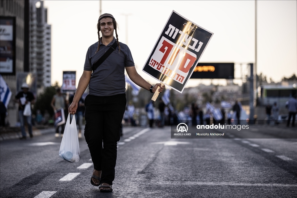 İsrail'de sağcı gruplar kritik duruşma öncesi Yüksek Mahkeme önünde gösteri yaptı