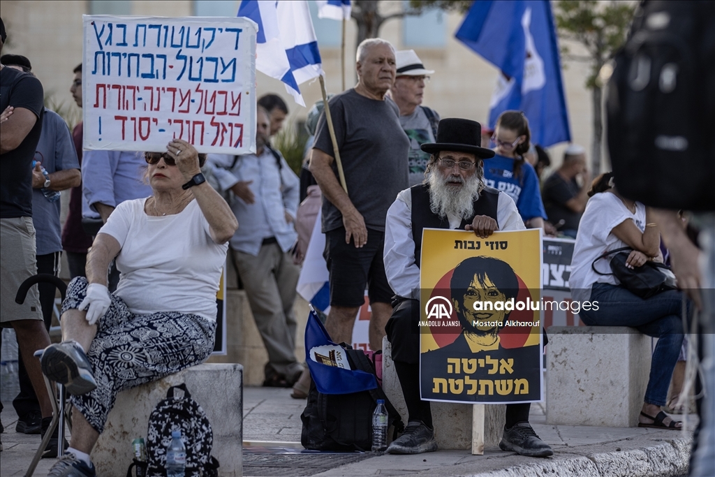 İsrail'de sağcı gruplar kritik duruşma öncesi Yüksek Mahkeme önünde gösteri yaptı
